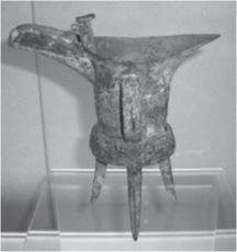真２ 饕餮文爵 （殷前期。上 海 博 物 館）出典：Wikimedia Commons