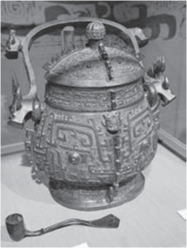 写真５ 「勺」と「卣」 （西周前期。上 海 博 物 館）出典：Wikimedia Commons