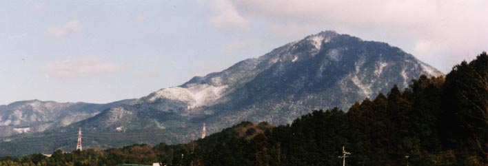 写真３　太宰府市青山（高尾山付近）から御笠山を観る
